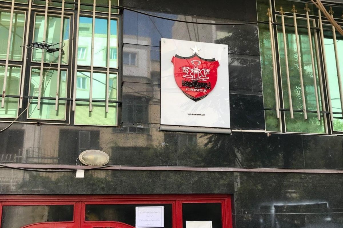 طلبکاران حکم توقیف اموال باشگاه پرسپولیس را گرفتند/ میز کار و کامپیوتر مدیرعامل پرسپولیس ضبط شد!