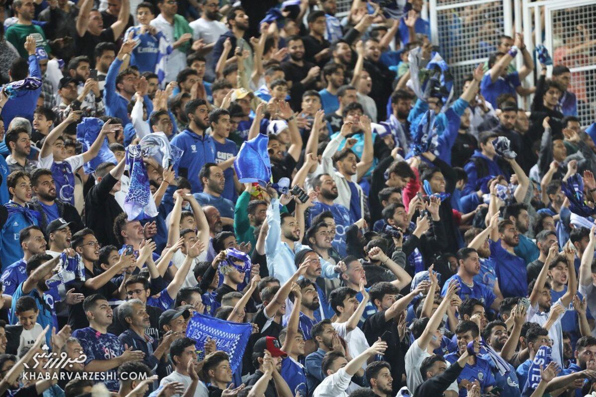 پرچمهای بزرگ استقلال و شعار هواداران علیه پرسپولیس +عکس