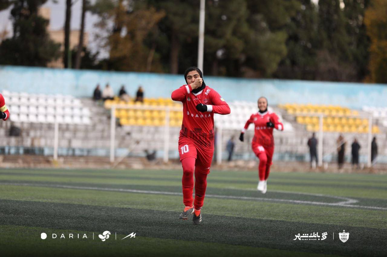 مهاجم پرسپولیس ۲ جلسه محروم شد!