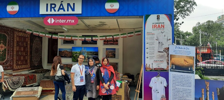 مکزیکیها در صف غرفه ایران؛ از فرش و زعفران تا خرید پیراهن تیم ملی برای سفر به تیخوانا