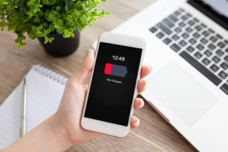 حالت هواپیما یا خاموش کردن اینترنت؛ کدام روش باتری گوشی را بیشتر حفظ میکند؟