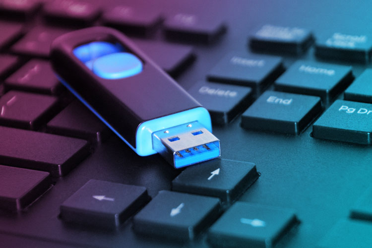 قبل از دور انداختن فلش مموری این کار را انجام دهید تا اطلاعاتتان قابل بازیابی نباشد
