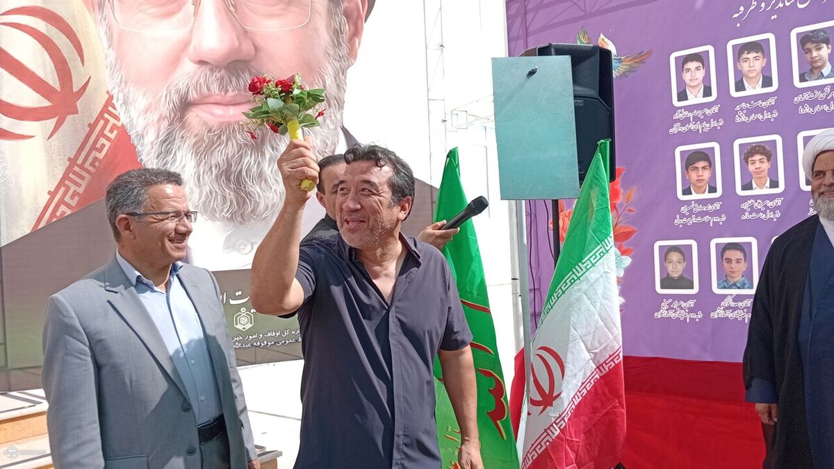 خداداد عزیزی در اول مهر