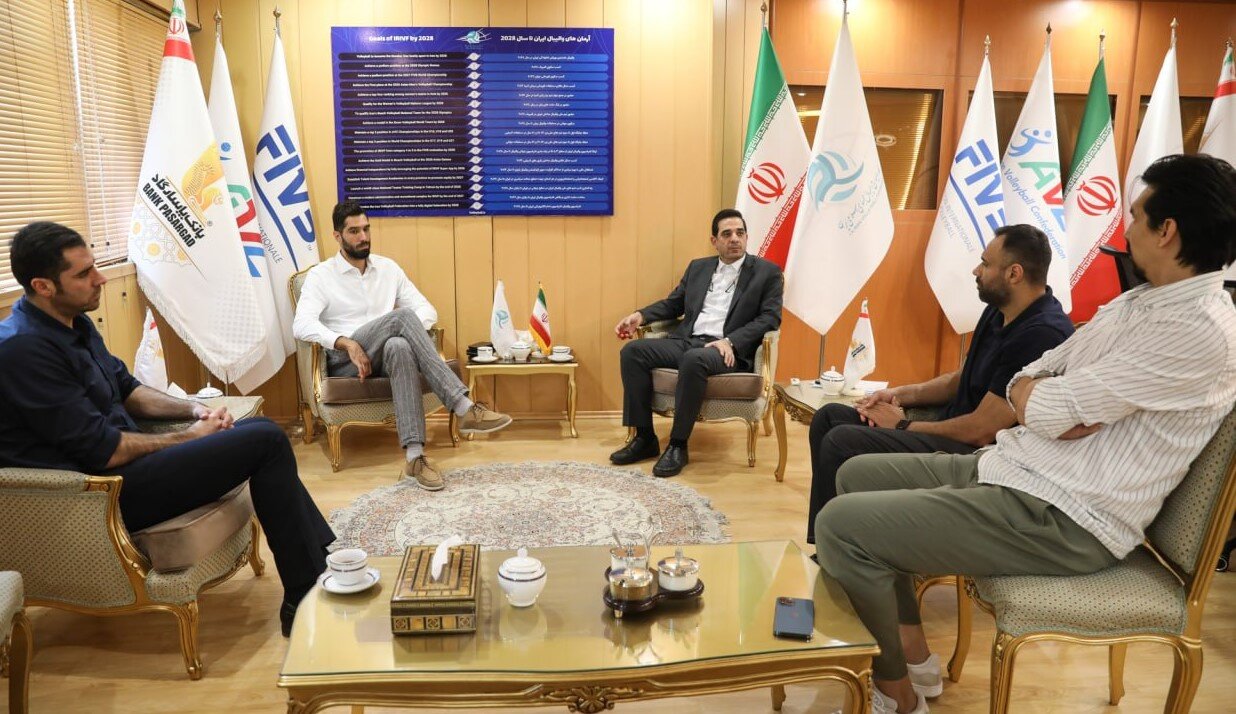 ستارههای سابق تیم ملی والیبال مهمان رئیس فدراسیون/ سوپراستارها دوباره به صحنه آمدند
